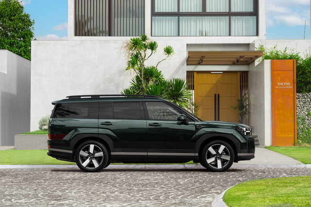 Hyundai Santa Fe bản mới vừa ra mắt Việt Nam, chung hạng Everest m&agrave; đi phố ăn &iacute;t xăng hơn Vios - Ảnh 2.