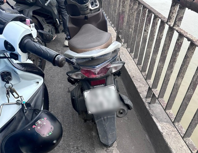Hà Nội: Hiện trường nơi người phụ nữ bỏ lại xe máy, nhảy cầu Chương Dương - Ảnh 1.