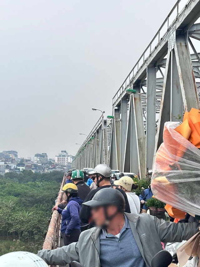 Hà Nội: Hiện trường nơi người phụ nữ bỏ lại xe máy, nhảy cầu Chương Dương - Ảnh 2.