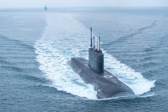 Tàu ngầm Nga nổi lên ngòai khơi Đức gây lo ngại về an ninh khu vực - Ảnh 1.