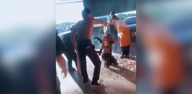 Người đàn ông thiêu bạn gái ngay giữa siêu thị rồi định tự tử, nhân chứng hoảng hốt lao vào ứng cứu - Ảnh 1.