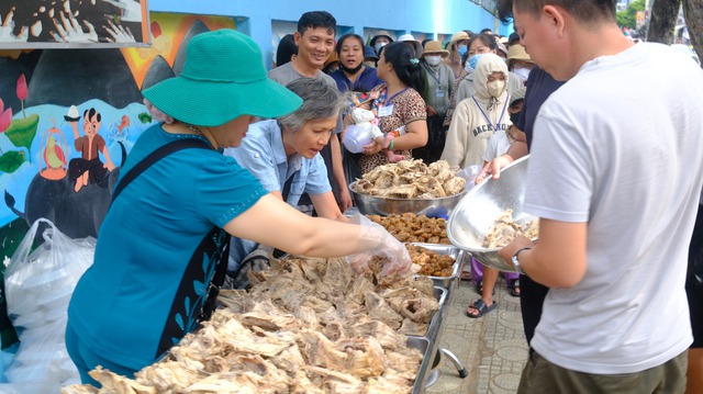 Mới trúng độc đắc, người đàn ông nhét 100 triệu đồng nhờ nấu cơm từ thiện rồi biến mất trong 10 giây - Ảnh 1.