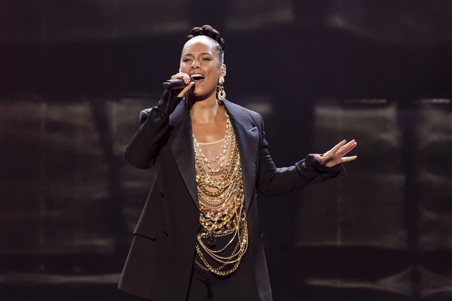 Khung hình hiếm có ở VinFuture 2025: Tỷ phú Phạm Nhật Vượng và hai con trai chọn phụ kiện giống hệt nhau - Ảnh 7.