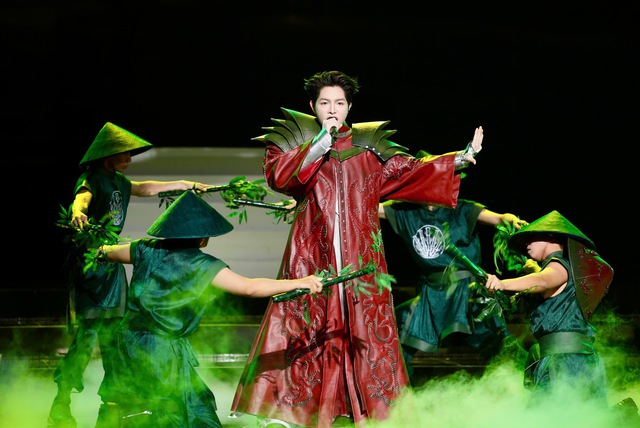 Khung hình hiếm có ở VinFuture 2025: Tỷ phú Phạm Nhật Vượng và hai con trai chọn phụ kiện giống hệt nhau - Ảnh 8.