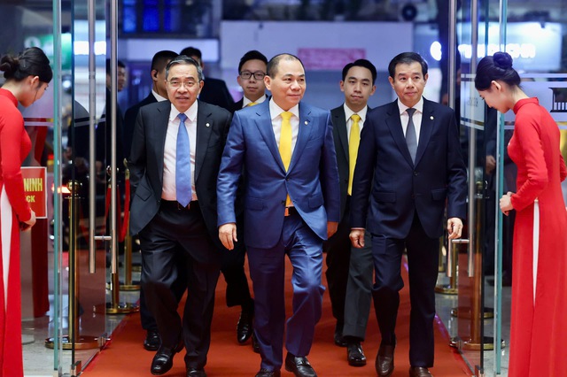 Khung hình hiếm có ở VinFuture 2025: Tỷ phú Phạm Nhật Vượng và hai con trai chọn phụ kiện giống hệt nhau - Ảnh 1.