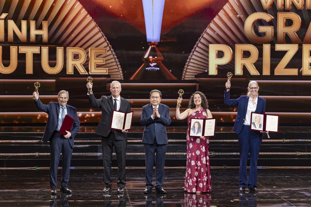 Khung hình hiếm có ở VinFuture 2025: Tỷ phú Phạm Nhật Vượng và hai con trai chọn phụ kiện giống hệt nhau - Ảnh 6.