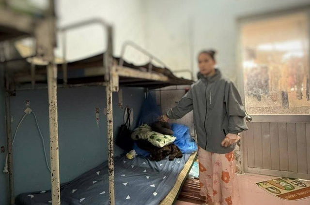 Bắt, khám xét nơi ở của người phụ nữ liên tục thay quần áo, đột nhập vào ký túc xá - Ảnh 1.