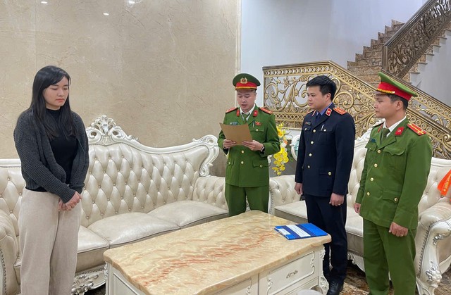 Ảnh: Khám xét nơi ở và nơi làm việc của vợ chồng chủ tiệm vàng lớn nhất Thanh Hóa - Ảnh 7.