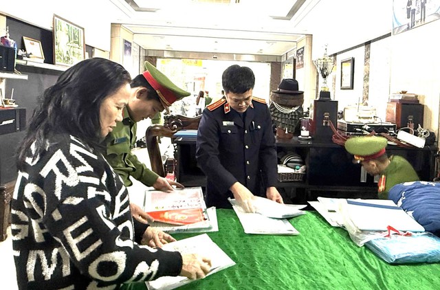 Ảnh: Khám xét nơi ở và nơi làm việc của vợ chồng chủ tiệm vàng lớn nhất Thanh Hóa - Ảnh 5.