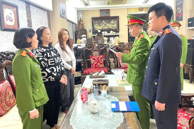 Ảnh: Khám xét nơi ở và nơi làm việc của vợ chồng chủ tiệm vàng lớn nhất Thanh Hóa - Ảnh 6.