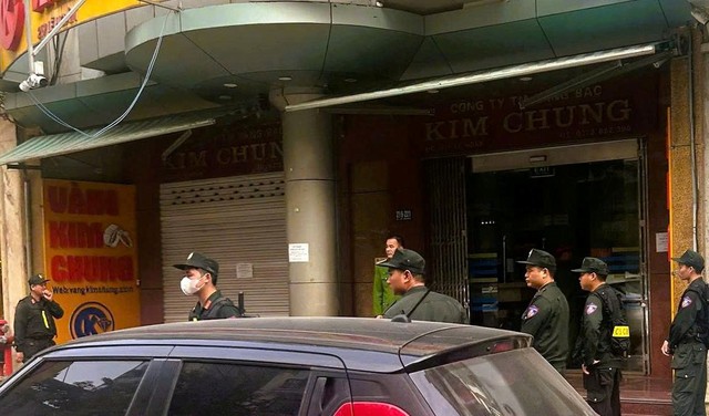 Ảnh: Khám xét nơi ở và nơi làm việc của vợ chồng chủ tiệm vàng lớn nhất Thanh Hóa - Ảnh 4.