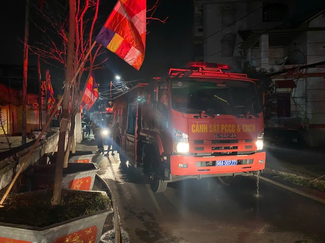 Hiện trường chùa Vẽ hàng trăm năm tuổi bốc cháy dữ dội, nhiều cổ vật bị thiêu rụi - Ảnh 4.