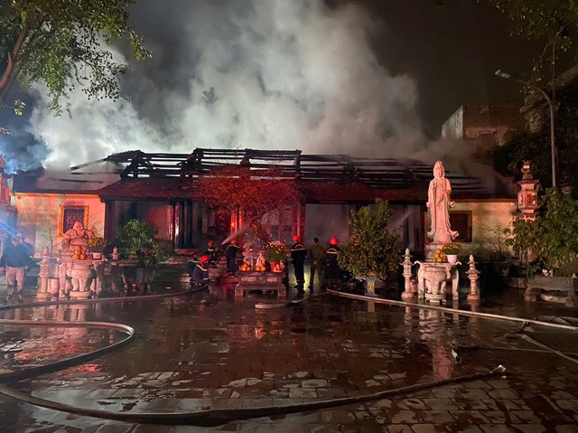 Hiện trường chùa Vẽ hàng trăm năm tuổi bốc cháy dữ dội, nhiều cổ vật bị thiêu rụi - Ảnh 3.