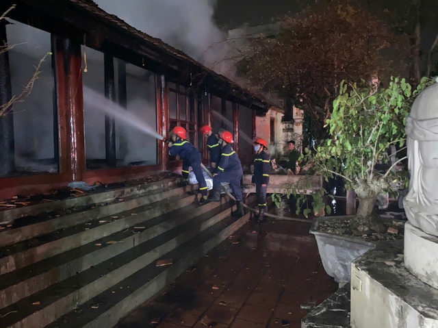 Hiện trường chùa Vẽ hàng trăm năm tuổi bốc cháy dữ dội, nhiều cổ vật bị thiêu rụi - Ảnh 2.