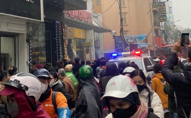 Cháy tòa nhà văn phòng ở Hà Nội - Ảnh 1.