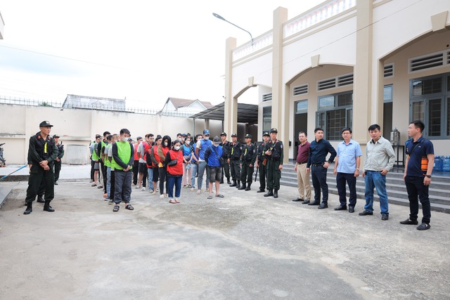Trinh sát bất ngờ ập vào một văn phòng, bắt 30 đối tượng khi chúng chưa kịp trở tay - Ảnh 1.