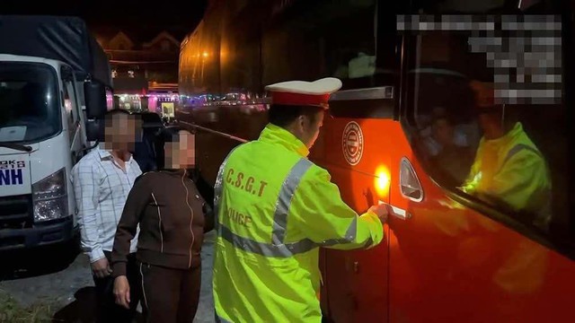 Chở quá 10 người, tài xế và chủ xe khách bị phạt 102 triệu đồng - Ảnh 1.