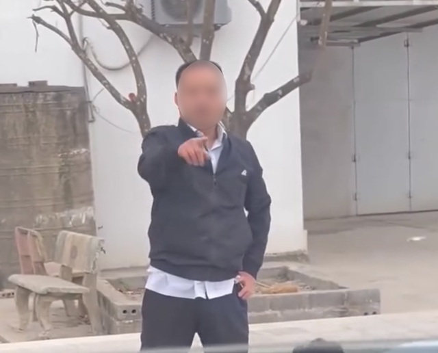 Vụ nhóm người hành hung tài xế ô tô ở Nam Định: Nạn nhân bị choáng, chóng mặt, mất đồng hồ 30 triệu đồng - Ảnh 3.