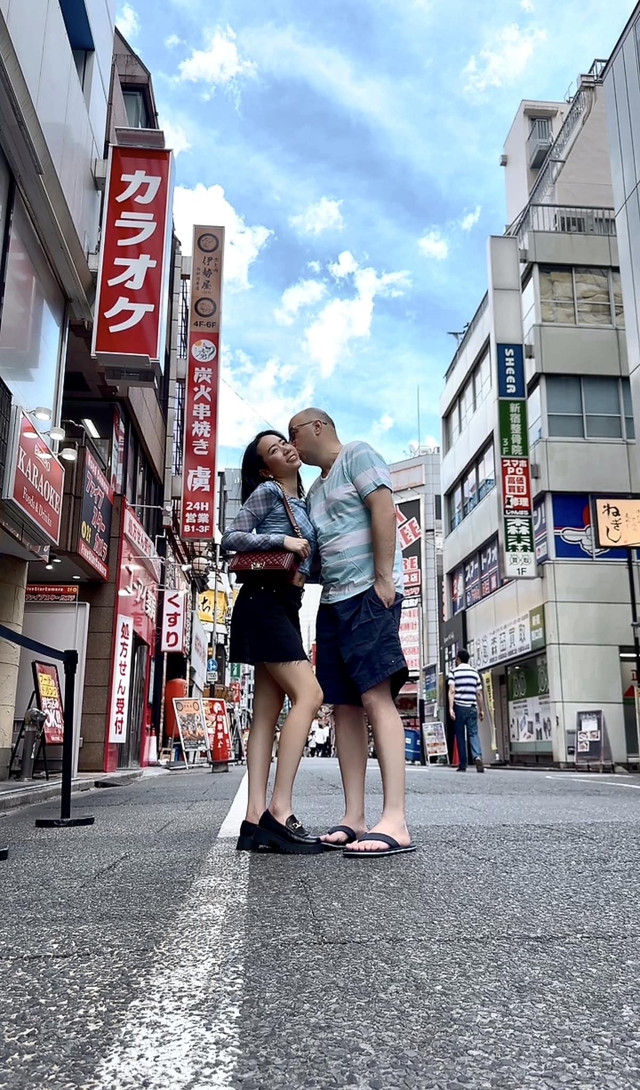 Cưới giám đốc Tây hơn 14 tuổi, vợ trẻ tiết lộ điều bất ổn mỗi đêm ngủ cùng chồng - Ảnh 7.