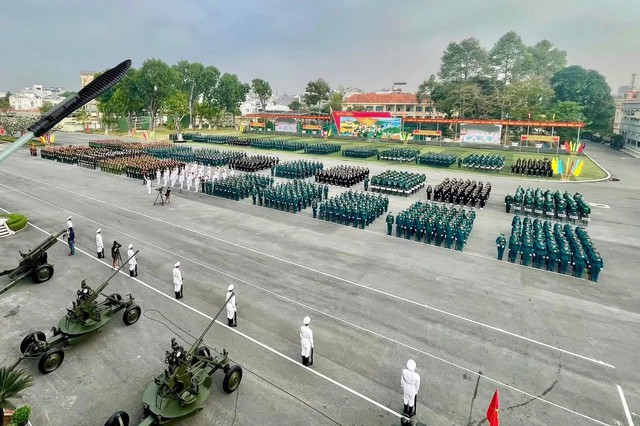 Choáng ngợp man tổng duyệt ra quân của quân đội, công an TP.HCM: Hàng loạt xe bọc thép, 34 khối vũ trang - Ảnh 1.