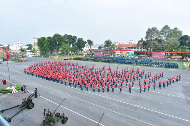 Choáng ngợp man tổng duyệt ra quân của quân đội, công an TP.HCM: Hàng loạt xe bọc thép, 34 khối vũ trang - Ảnh 2.