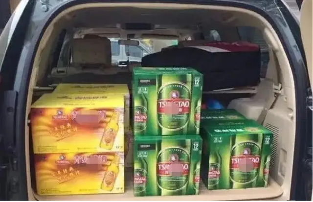 Bị phạt vì giấu 9 thùng bia trong xe, tài xế chất vấn cảnh sát: Tại sao tôi không thể dùng cốp đựng đồ? - Ảnh 1.