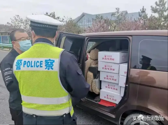 Bị phạt vì giấu 9 thùng bia trong xe, tài xế chất vấn cảnh sát: Tại sao tôi không thể dùng cốp đựng đồ? - Ảnh 2.