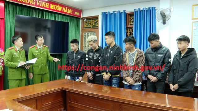 Vụ v&aacute;c phớ v&agrave;o s&acirc;n b&oacute;ng bắt t&igrave;nh địch quỳ gối xin lỗi: C&ocirc;ng an triệu tập Đinh Quang Minh v&agrave; đồng phạm - Ảnh 1.