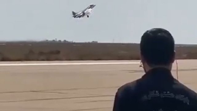 Su - 57 hạ c&aacute;nh bất ngờ tại Iran thu h&uacute;t sự ch&uacute; &yacute; - Ảnh 1.