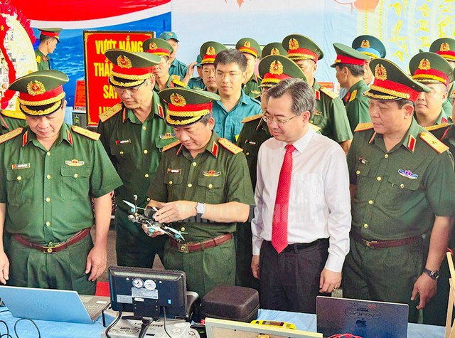 Choáng ngợp Lễ ra quân của lực lượng quân đội, công an TP.HCM: 3.200 người cùng hàng loạt xe bọc thép - Ảnh 5.