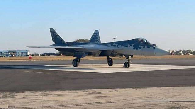 Su - 57 hạ c&aacute;nh bất ngờ tại Iran thu h&uacute;t sự ch&uacute; &yacute; - Ảnh 4.