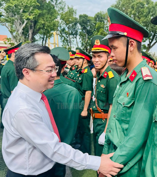 Choáng ngợp Lễ ra quân của lực lượng quân đội, công an TP.HCM: 3.200 người cùng hàng loạt xe bọc thép - Ảnh 4.