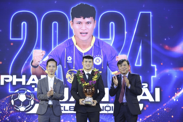 TRỰC TIẾP GALA QBV Việt Nam: Nguyễn Tiến Linh đoạt QBV Việt Nam 2024 - Ảnh 3.