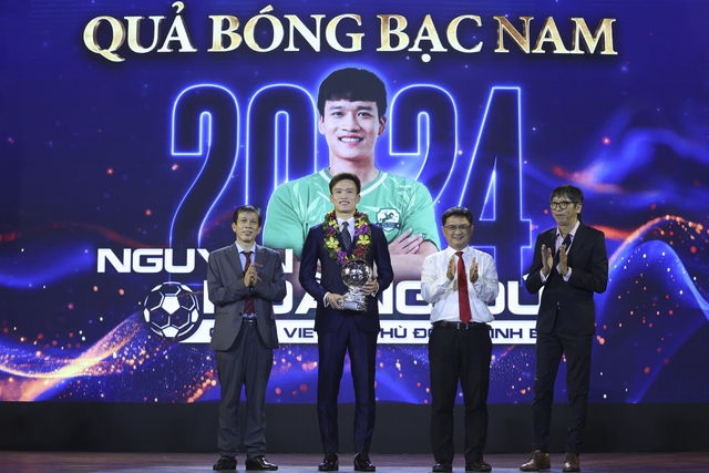 TRỰC TIẾP GALA QBV Việt Nam: Nguyễn Tiến Linh đoạt QBV Việt Nam 2024 - Ảnh 2.