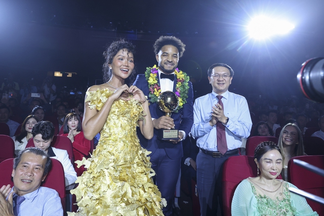 TRỰC TIẾP GALA QBV Việt Nam: Nguyễn Tiến Linh đoạt QBV Việt Nam 2024 - Ảnh 6.