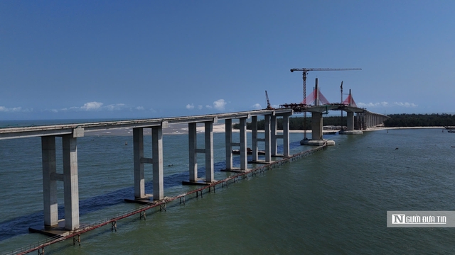 Cầu vượt cửa biển nghìn tỷ dài nhất miền Trung: Công trình cấp đặc biệt, 2 tháng nữa đến mốc quan trọng - Ảnh 2.