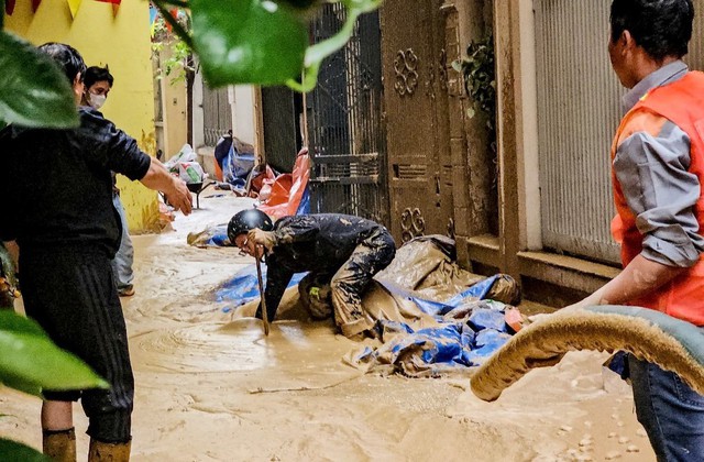 Di dời nhà dân tại ngõ 7 phố Giang Văn Minh sau sự cố metro - Ảnh 3.