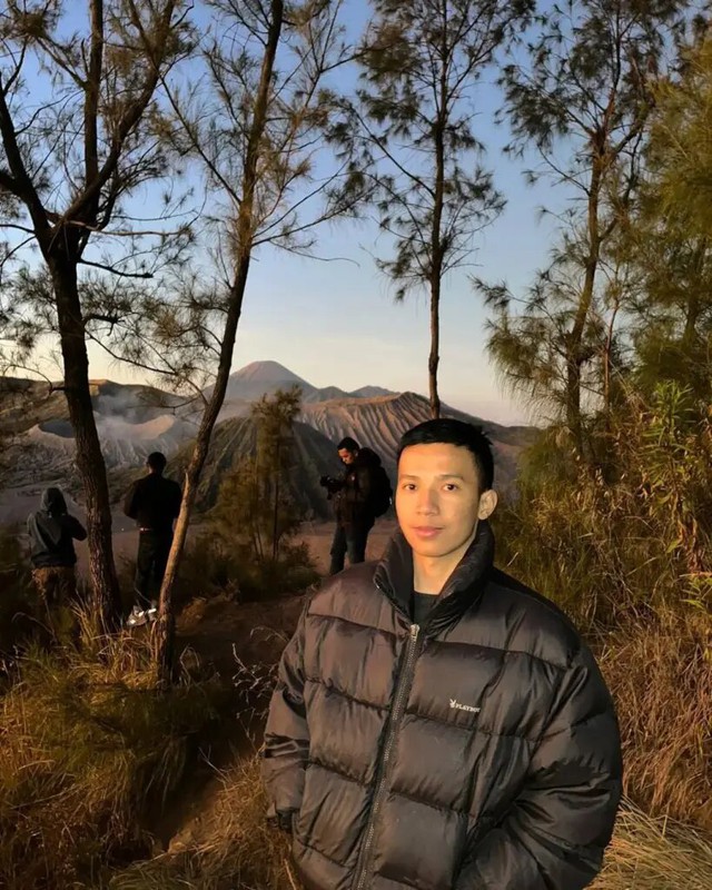 Video sốc: Chụp ảnh check in, thanh niên 20 tuổi bất ngờ bị sóng "nuốt gọn" ngay trước mắt bạn bè - Ảnh 1.