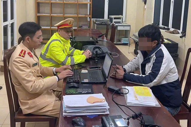 Tài xế ô tô đầu kéo cản trở, gây nguy hiểm cho đoàn xe ưu tiên trên QL2 - Ảnh 1.