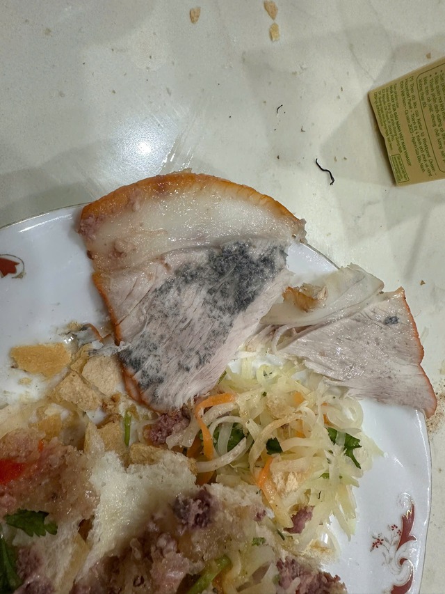 Chủ qu&aacute;n b&aacute;nh m&igrave; bị tố b&aacute;n thịt mốc đen cho kh&aacute;ch: Cần thiết sẽ nhờ ph&aacute;p luật hỗ trợ để lấy lại danh dự - Ảnh 1.