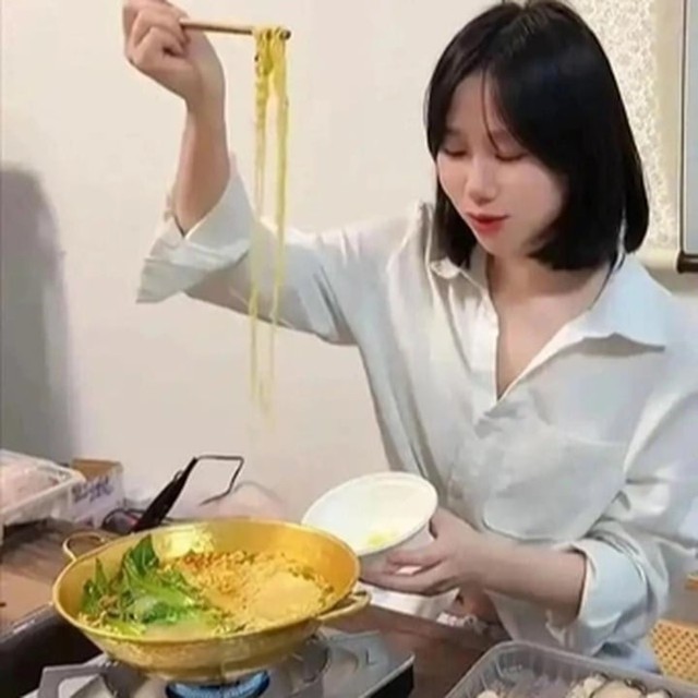 Nồi lẩu bằng vàng 2,4 tỷ đồng gây sốt, dân mạng nói 'nước lẩu cũng có mùi tiền' - Ảnh 2.