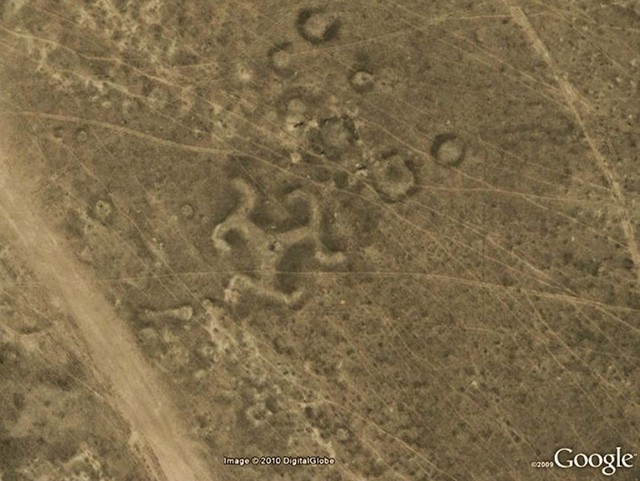 Khám phá Hình ảnh Google Earth độc lạ: Bí ẩn từ Kazakhstan đến đảo Vostok - Ảnh 1.