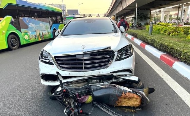 Nạn nhân vụ nữ tài xế lái Mercedes tông loạt xe máy dừng đèn đỏ: “Tôi và vợ bay lên cao rồi rơi xuống” - Ảnh 1.