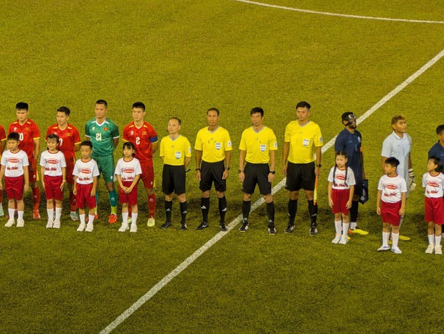 TRỰC TIẾP Việt Nam 2-1 Campuchia: Hai Long ghi bàn với tuyệt phẩm sút phạt - Ảnh 6.