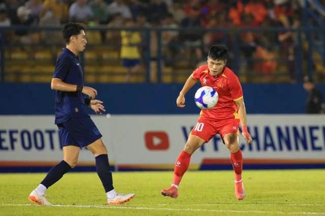 TRỰC TIẾP Việt Nam 2-1 Campuchia: Hai Long ghi bàn với tuyệt phẩm sút phạt - Ảnh 5.