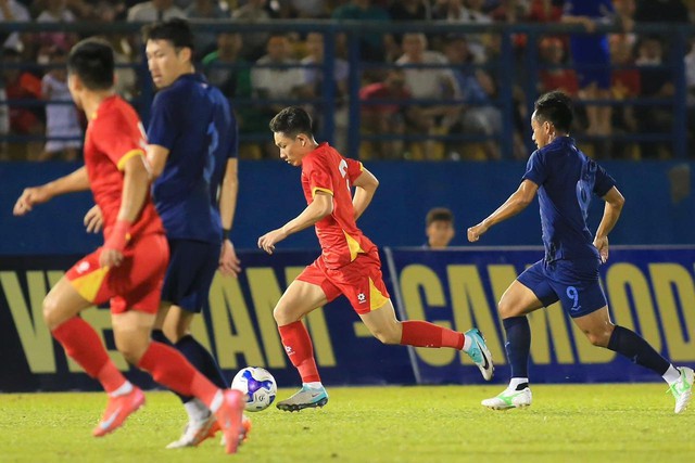 TRỰC TIẾP Việt Nam 2-1 Campuchia: Hai Long ghi bàn với tuyệt phẩm sút phạt - Ảnh 4.
