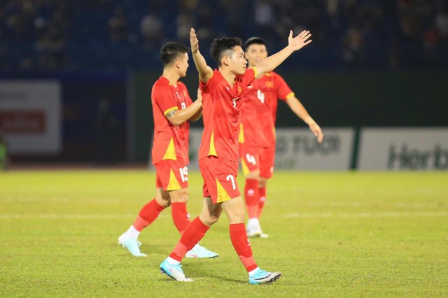 TRỰC TIẾP Việt Nam 2-1 Campuchia: Hai Long ghi bàn với tuyệt phẩm sút phạt - Ảnh 3.