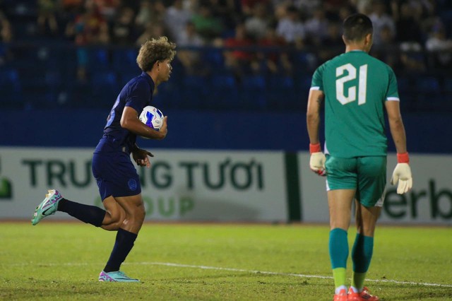 TRỰC TIẾP Việt Nam 2-1 Campuchia: Hai Long ghi bàn với tuyệt phẩm sút phạt - Ảnh 1.
