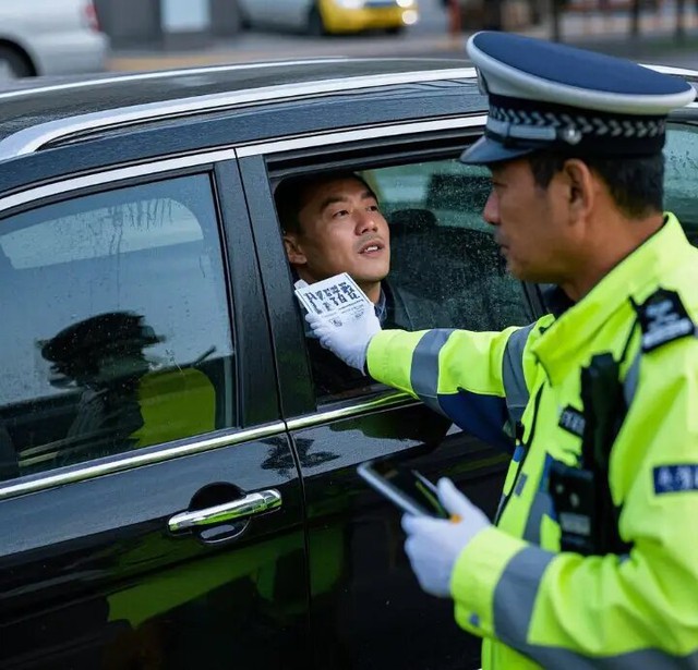 Tài xế mới lần đầu lái xe đường đã bị phạt 700.000 đồng, cảnh sát giao thông nói: Cửa sổ quá sạch! - Ảnh 1.