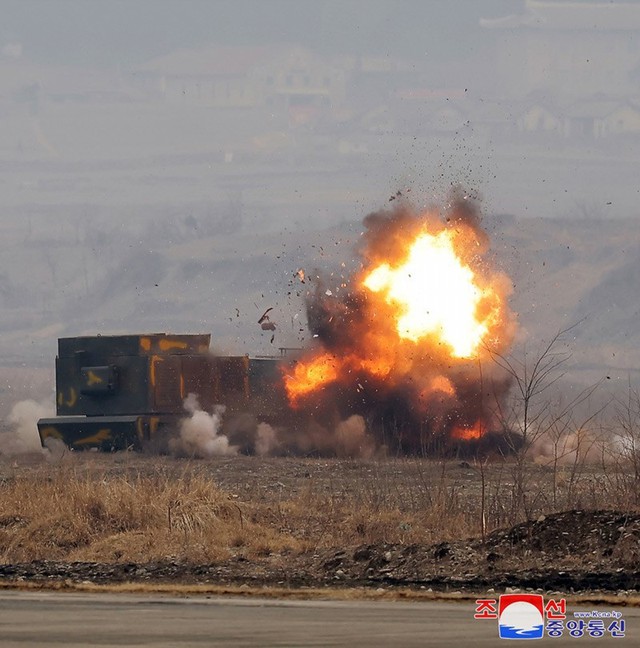 Ch&ugrave;m ảnh &ocirc;ng Kim Jong un thị s&aacute;t cuộc thử nghiệm UAV mới t&iacute;ch hợp AI  - Ảnh 10.